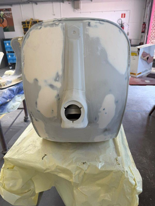 Beenschild van een Vespa in de grondlaag, glad geschuurd en klaar voor de lak