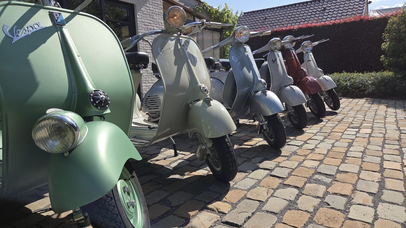 De rij van schuin voren, met een mintgroene Vespa op de voorgrond